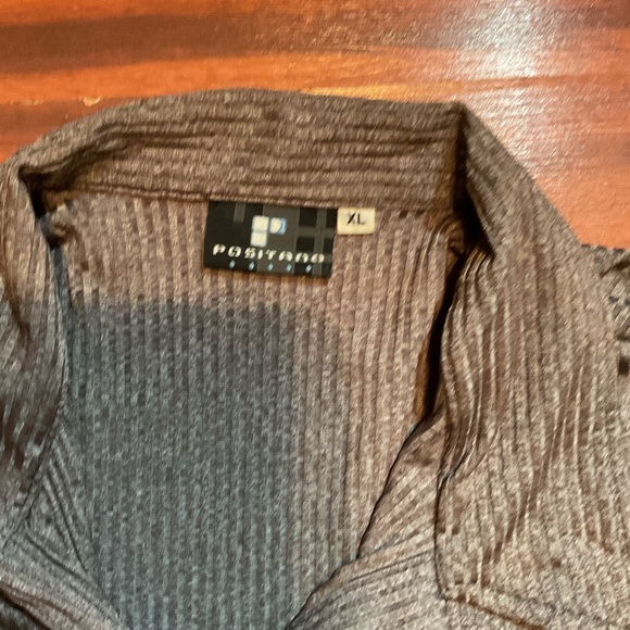 Button up - Picture 2 of 3